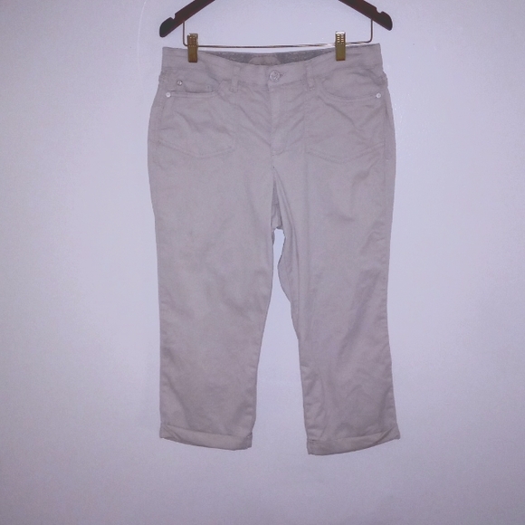 Gloria Vanderbilt slimming kahki capris size 10 - Picture 1 of 4